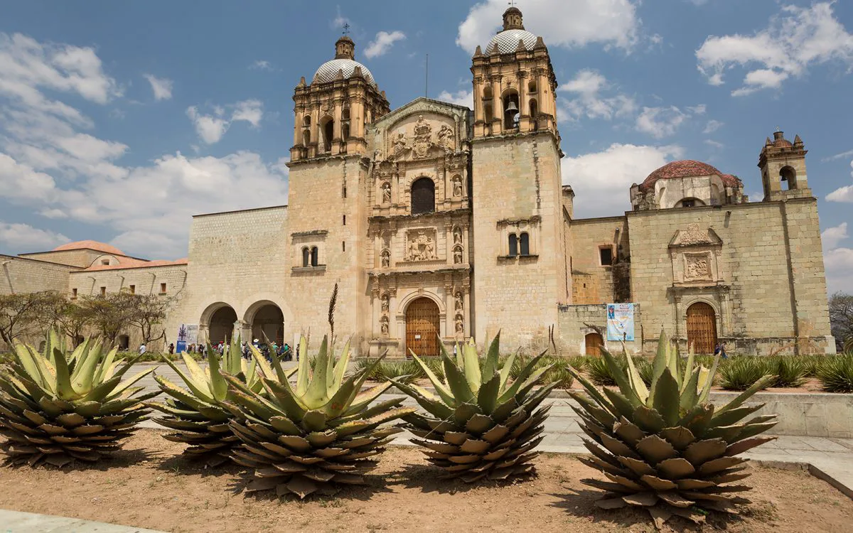 Oaxaca de Juárez, Oaxaca — Capital colonial Patrimonio Mundial: cantera verde, mezcal, mole y los mercados más sabrosos de México