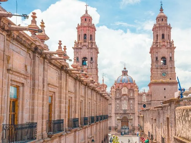 Morelia, Michoacán — Capital de Michoacán y Patrimonio de la Humanidad: catedral de cantera rosa, gastronomía purépecha y cine