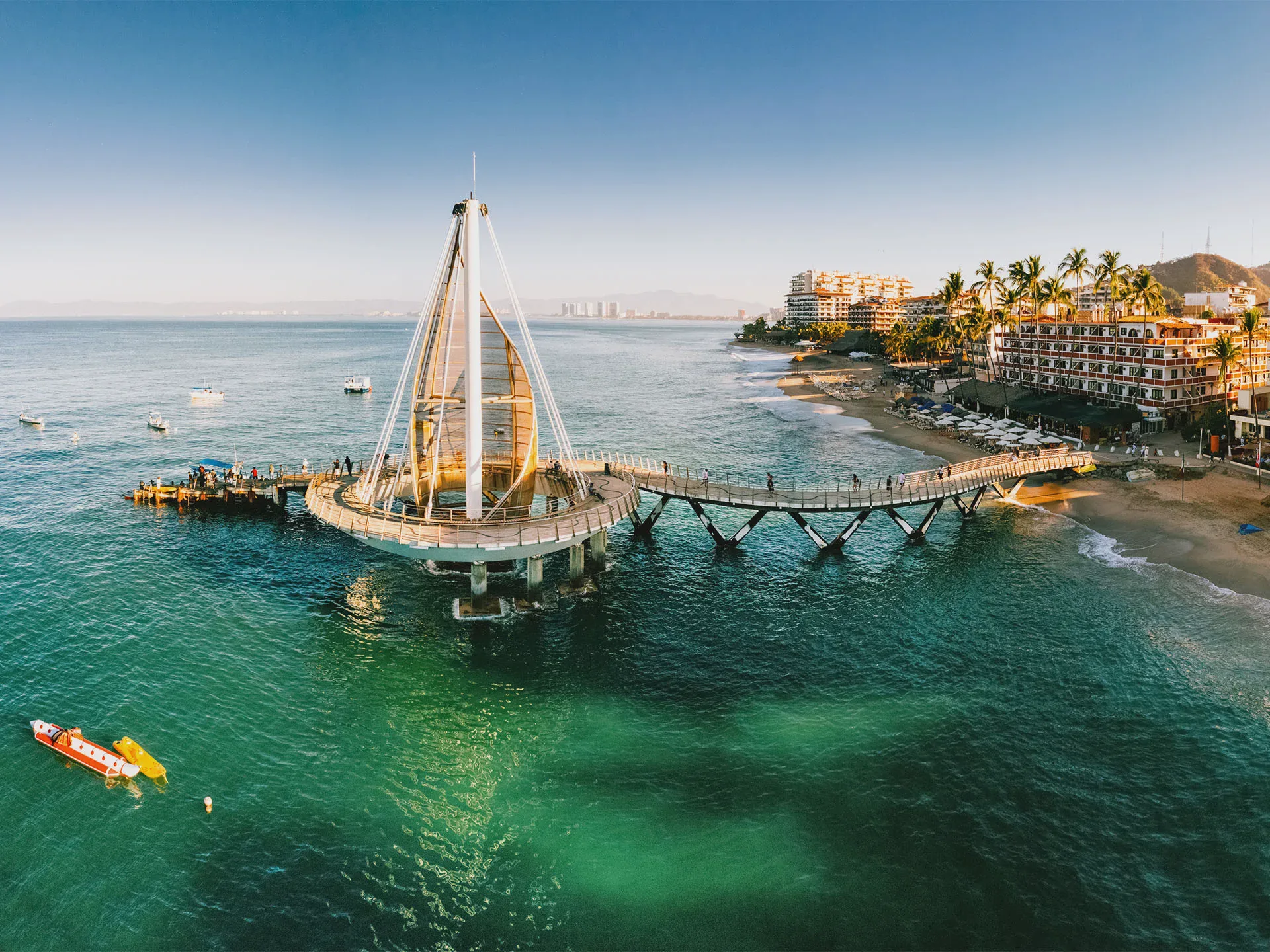 Puerto Vallarta, Jalisco — Playas doradas, malecon vibrante y Sierra Madre frente al Pacifico: Puerto Vallarta enamora con sabor, cultura y bahia
