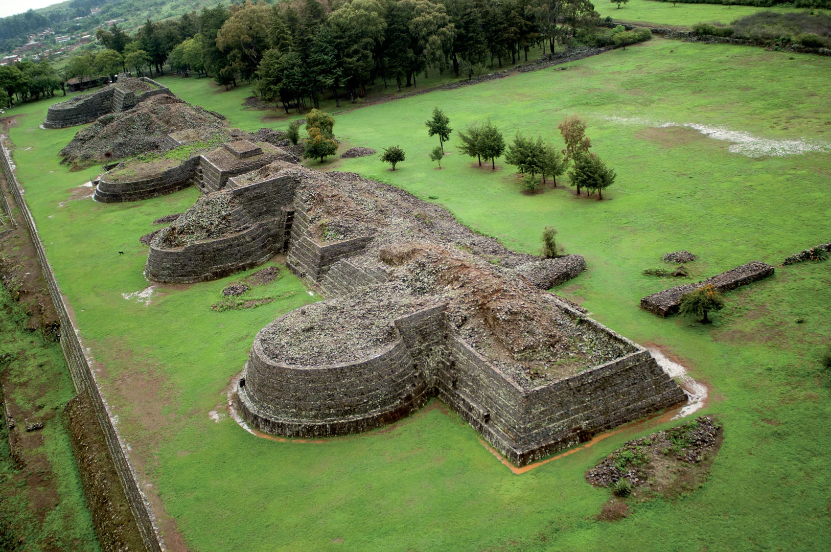Las Yácatas — zona arqueológica de cultura undefined